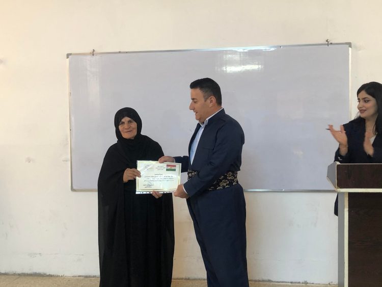 دابەشكردنی خەڵات و بڕوانامە بەسەر بەشداربووانی خولی نەهێشتنی نەخوێندەواری لە خەلیفان