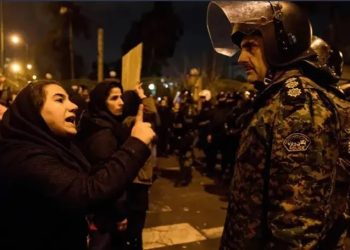 عەلی خامەنەیی فەرمانی داوە ڕەحم بە كەس نەكەن
