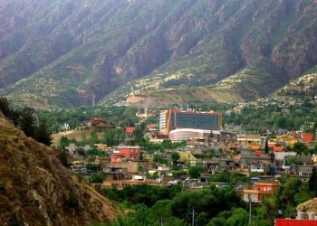 لە شوێنە جیاوازەكانی شەقڵاوە كورسی و مێز بۆ گەشتیاران دادەنرێت