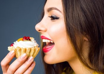 كاریگەرییەكانی زۆر خواردنی شیرینی لەسەر تەندروستی مرۆڤ