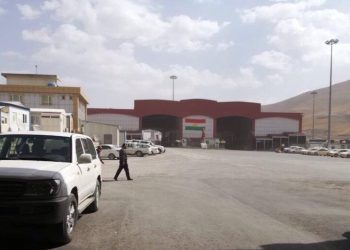 دەروازەی حاجی ئۆمەران ڕێنمایی گەشتیاران دەکات