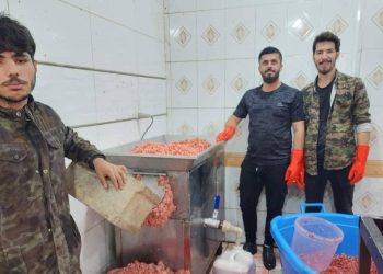 ژمارەیەک گەنج کارگەیەک بۆ گوشینی هەنار دادەنێن