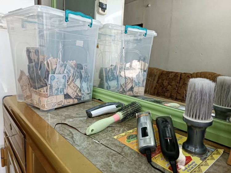 سندووقێكی بچووكی نێو سەرتاشخانەیەك بووەتە ئومێدی دەیان نەخۆشی شارەكە