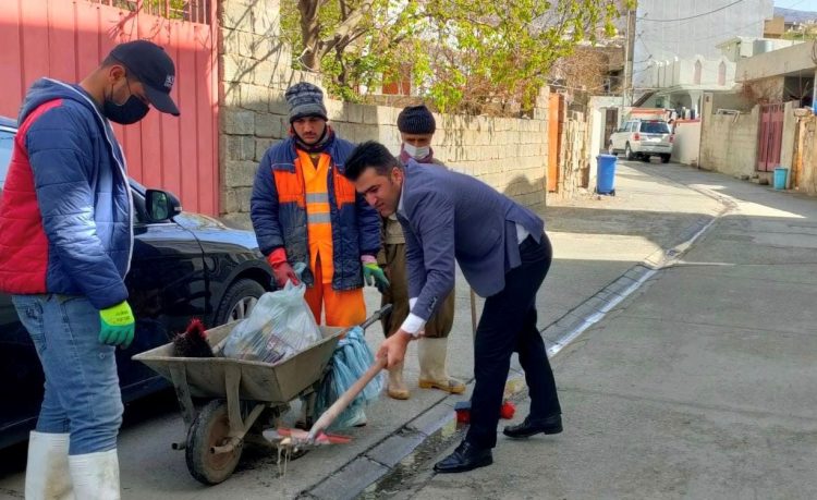 سەرۆكی شارەوانی چۆمان كاری پاككردنهوه دهكات