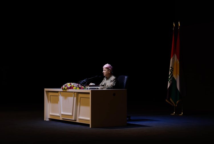 سەرۆک بارزانی لەگەڵ خانەوادەی شەهیدان و تێکۆشەران و هەڵگرانی میدالیای بارزانی و پەککەوتوانی سەنگەر و زیندانیانی سیاسیی سنووری دەڤەری بادینان کۆبۆیەوە