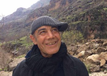 ماموستایەكی زانكۆ… ئەگەر عەقڵی كوردیی خاوەن داهێنانی هزریی خۆی بوو بە زمانی كوردییەكەی بنووسێت زمانەكە گەشە دەكات