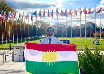 بە ئاڵای پیرۆزی كوردستان مامۆستایەكی زانكۆی سۆران بەشداری كۆڕبەندی پەرلەمانی ئەوروپا دەكات