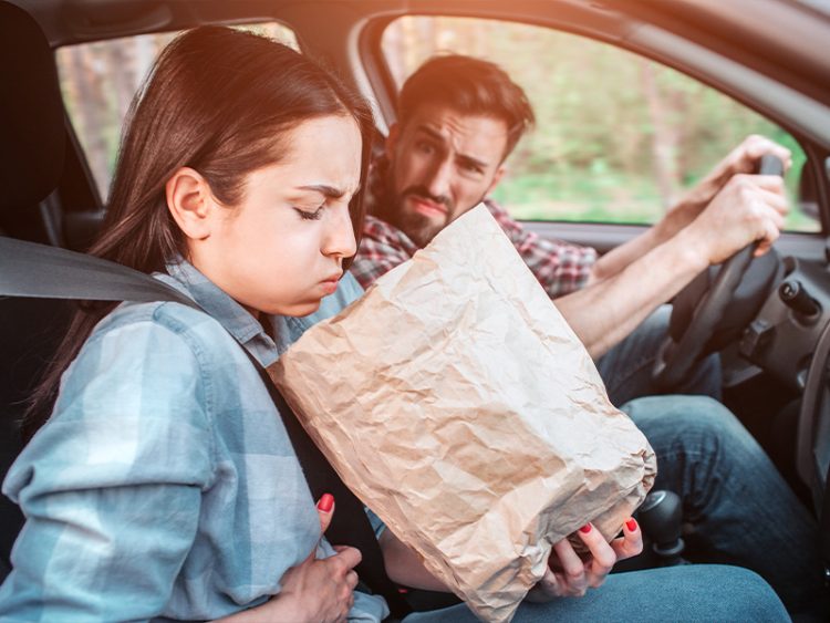 هۆكار و نیشانەكانی ڕشانەوە و سەرسووڕان لەناو ئۆتۆمبێل چین؟