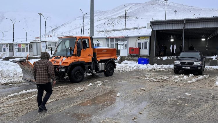 بارینی بەفر جموجۆڵی لە دەروازەی نێودەوڵەتی حاجی ئۆمەران ڕانەگرتووە