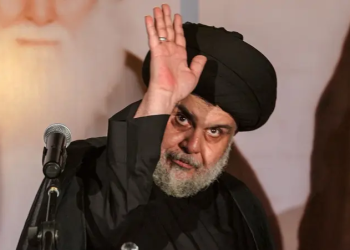 سەركردەیەكی باڵای عێراق داوای سووتاندنی ئاڵای ئەمریكا و ئیسرائیل لە خۆپیشاندانێكی گەورە دەكات