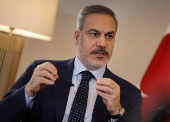 وەزیرە كوردەكە داوای سازشی زیاتر لە پەكەكە دەكات