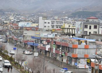 لەسەر تابلۆی زۆربەی دوكان و بازاڕ و شوێنە گشتییەكان لە جیاتی كوردی نووسینی بیانی بەكاردەهێنرێت
