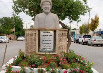 بەردەم پەیكەری عەلی حەریری بە گوڵ و گوڵزار دەڕازێندرێتەوە