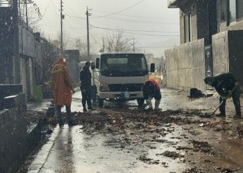 جۆگەو ئاوەڕۆكانی ناحیەی قەسرێ‌ لە پاشماوەی خۆڵ و باران بارین پاكدەكرێنەوە