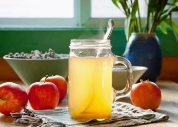 سوودەکانی تێکەڵەی هەنگوین و سێوی کوڵاو