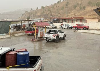 لە دەڤەری برادۆست خێرخوازێک نەوت بەسەر سەدان خێزانی بێ دەرامەت دابەش دەکات