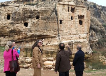 كونسولی گشتی ئەمریكا شوێنەوارێكی مێژوویی كوردستان بەسەر دەكاتەوە