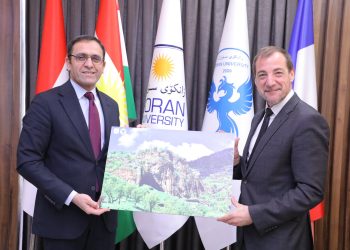 تابلۆی ئەشكەوتی شانەدەر پێشكەش بە كۆنسوڵی گشتیی فەڕەنسا كرا