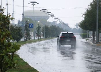 ئەفسەرێكی هاتووچۆی سۆران ڕێنمایی بە شۆفێران دەدات