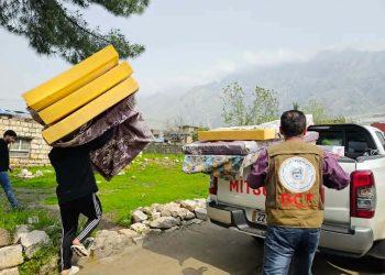 دەزگای خێرخوازیی بارزانی هاوکاریی خێزانێكی زیانلێكەوتوو دەكات