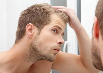 کاریگەری خەوتن بە قژی جەلی و سپڕا لەسەر پێستی دەم وچاو