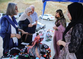 كاری دەستڕەنگینی خانمانی ڕواندز نمایش دەكرێت