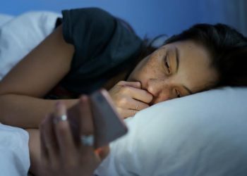 توێژینەوەیەک: زۆر بەسەربردنی کات لەسەر ئینتەرنێت خۆشی و ئاسوودەیی دەدزێت