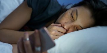 توێژینەوەیەک: زۆر بەسەربردنی کات لەسەر ئینتەرنێت خۆشی و ئاسوودەیی دەدزێت