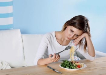 بۆچی لە کەشوهەوای گەرمدا ئارەزووی خواردن کەم دەبێتەوە