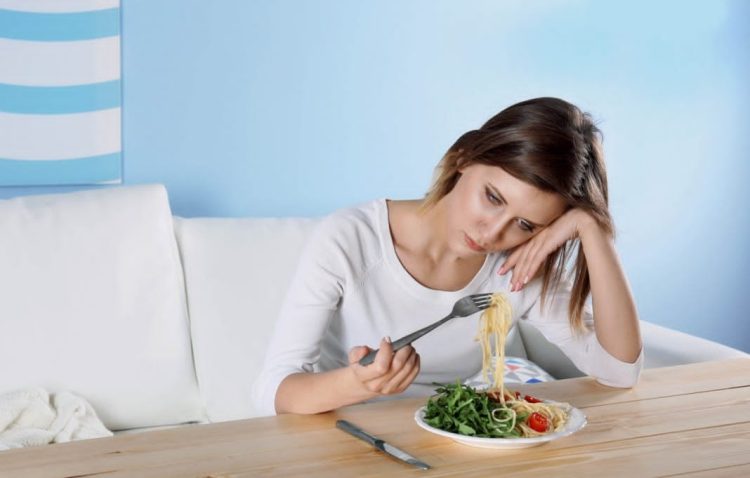 بۆچی لە کەشوهەوای گەرمدا ئارەزووی خواردن کەم دەبێتەوە