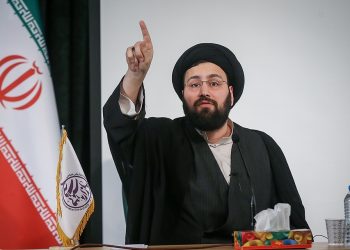نەوەی ئیمام خومەینی : هەر كەس پەیامی دۆستایەتی بداتە ئەمریكا پیس و گڵاوە