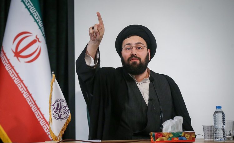 نەوەی ئیمام خومەینی : هەر كەس پەیامی دۆستایەتی بداتە ئەمریكا پیس و گڵاوە