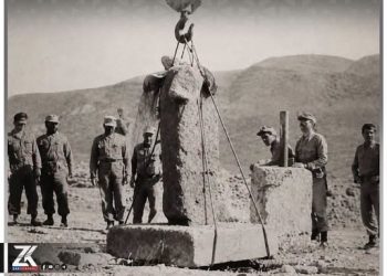 وێنەیەكی مێژوویی ساتی بردنی شوێنەواری بەردنووسی “كێلەشین” لەلایەن پاسدارانی ئێران