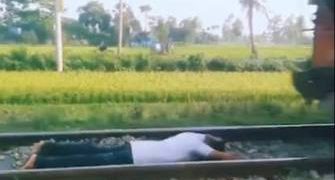 گەنجێکی هیندی لەپێناو ناوبانگدا دەچێتە ژێر شەمەندەفەرێک