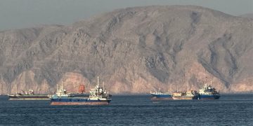 کەشتییەکی نەوتهەڵگر لە نزیک کەناراوەکانی عومان بە مووشەکێکی نەناسراو پێکرا