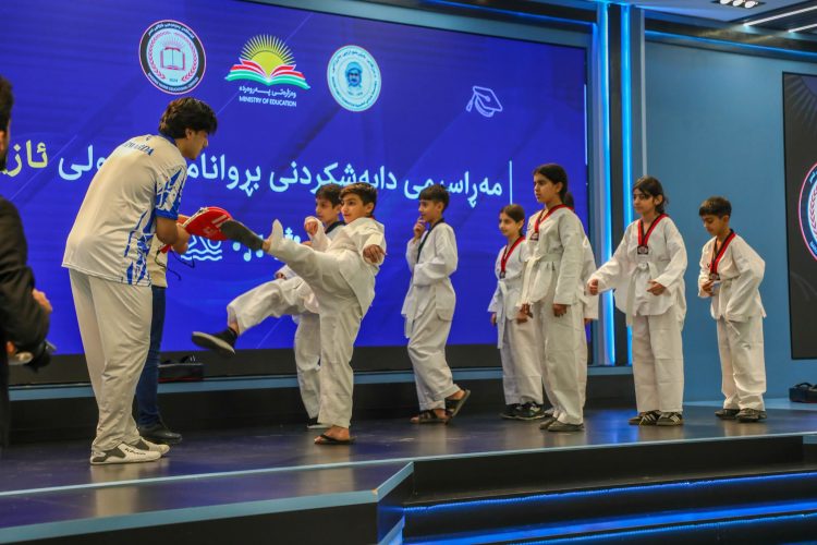 ئازیزانی بەشداربووی خولی وەرزشی و هونەری بڕوانامە وەردەگرن